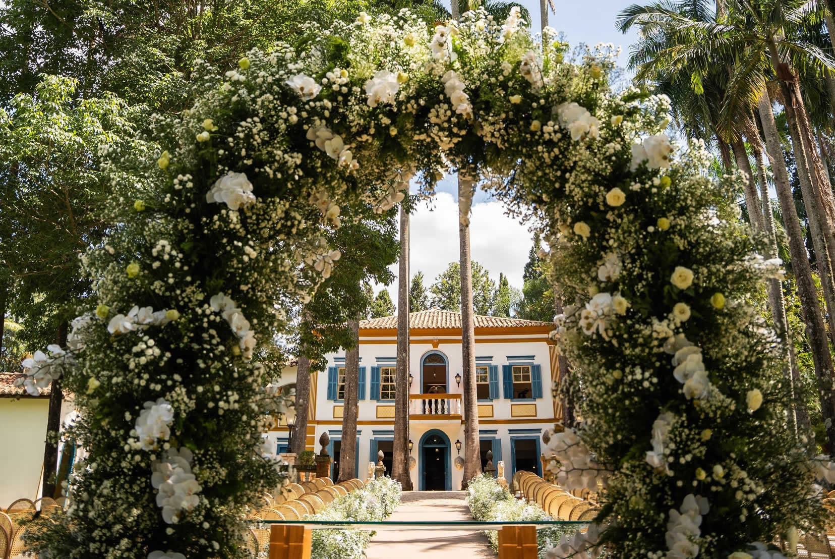 Cerimônia de casamento diante da casa sede da Fazenda Santa Barbara