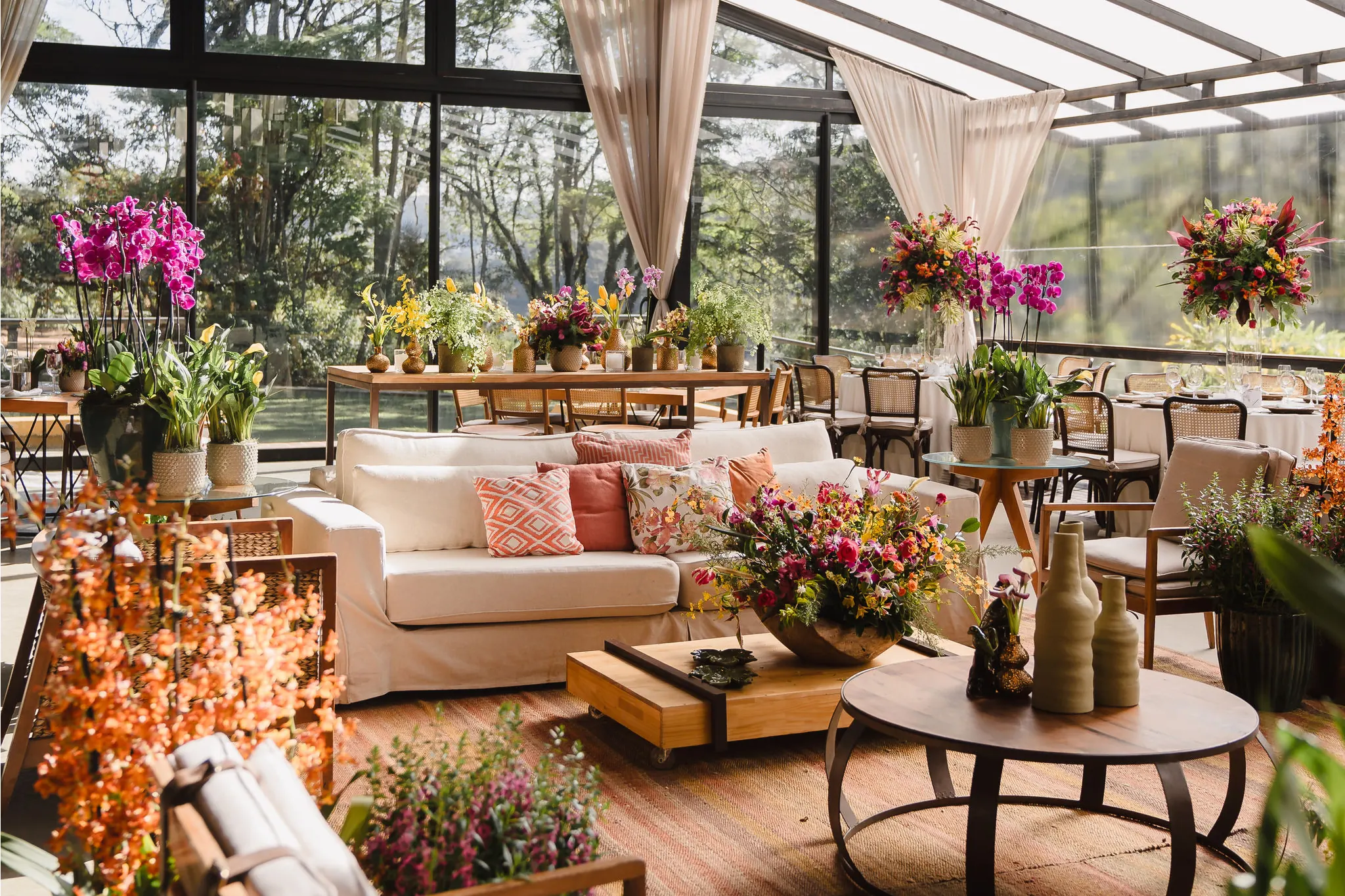 Salão de festas decorado para casamento na Fazenda Santa Barbara